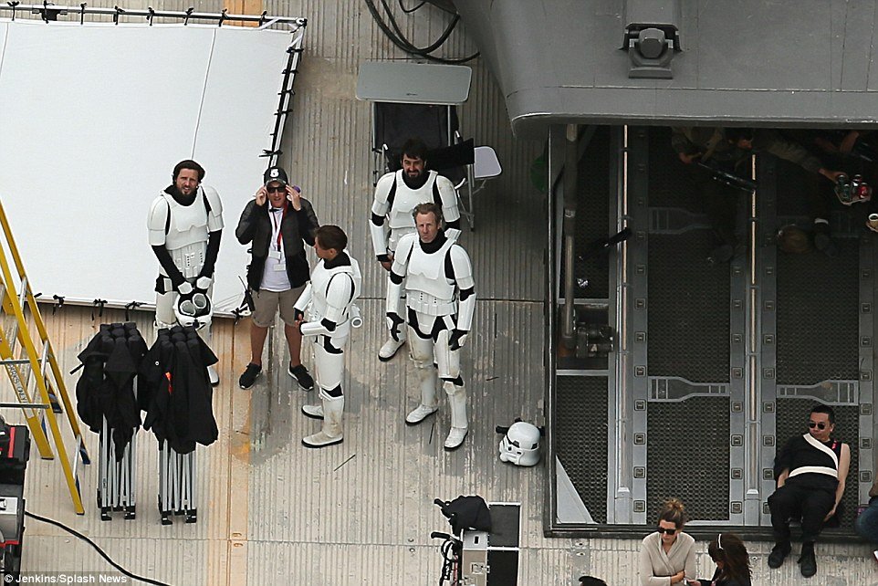 2B3A7C4B00000578-3191342-In_full_gear_Cast_were_spotted_enjoying_some_down_time_in_betwee-a-37_1439172595665.jpg