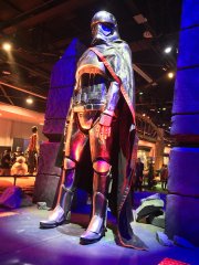 captain-phasma-costume-star-wars-7.jpg