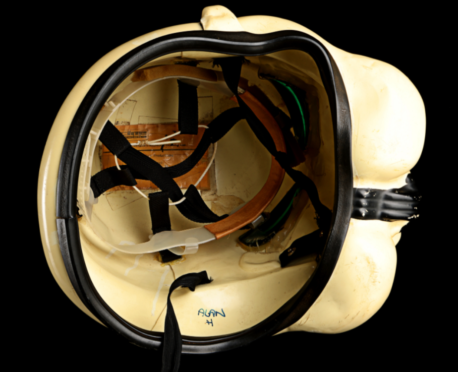 helmet1.thumb.png.2ac88f4fbce49113ba1bf14a613d8181.png